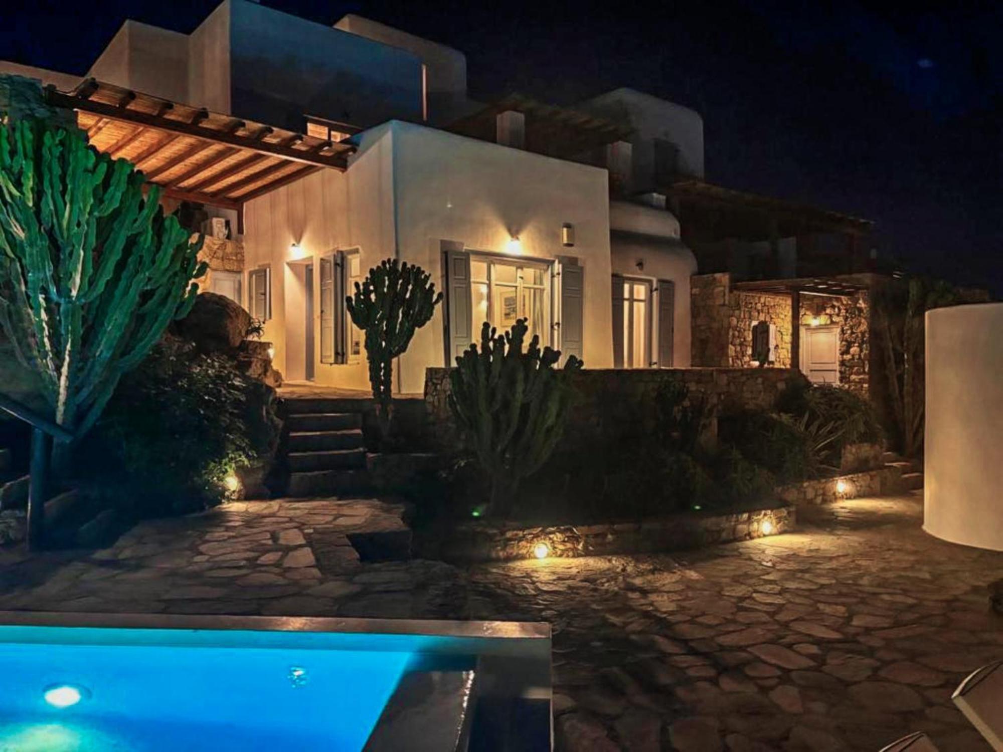 White Rock & Hotel Houlakia (Mykonos)