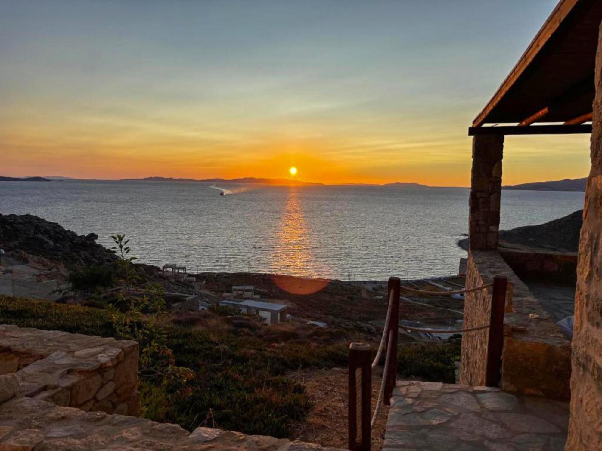 White Rock & Hotel Houlakia (Mykonos)